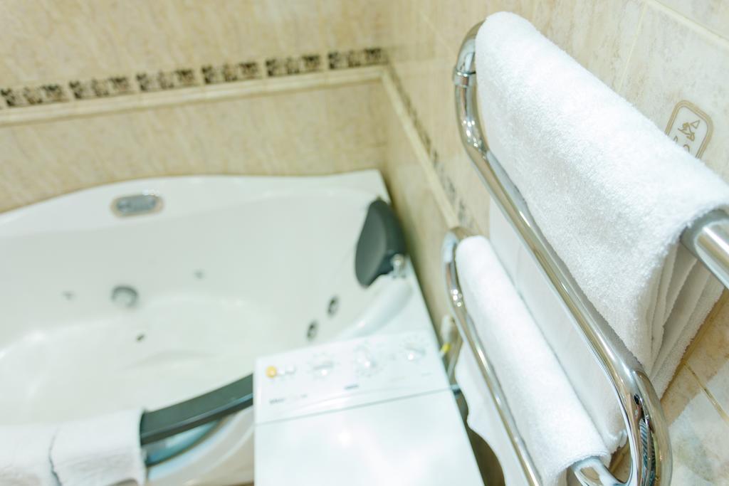 Studio De Luxe With Jacuzzi Sumy Luaran gambar