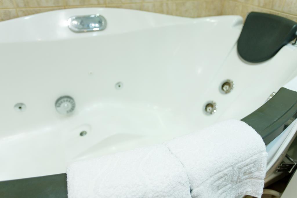 Studio De Luxe With Jacuzzi Sumy Luaran gambar