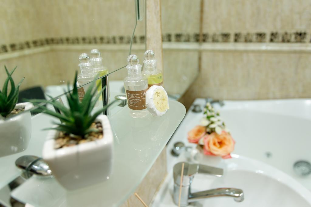 Studio De Luxe With Jacuzzi Sumy Luaran gambar